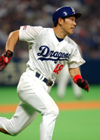 中日-横浜25回戦。7回裏無死、右中間へ三塁打を放つ井端弘和(9月21日、ナゴヤドーム)